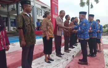 Bupati Lembata P. Kanisius Tuaq secara langsung menyerahkan piagam kepada para ASN yang Purna Tugas. Foto: Harianwarga/Istimewa.