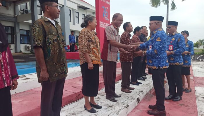 Pemkab Lembata Serahkan Penghargaan bagi 24 ASN Purna Bhakti, Bupati: Pengabdian Tak Berhenti Saat Pensiun