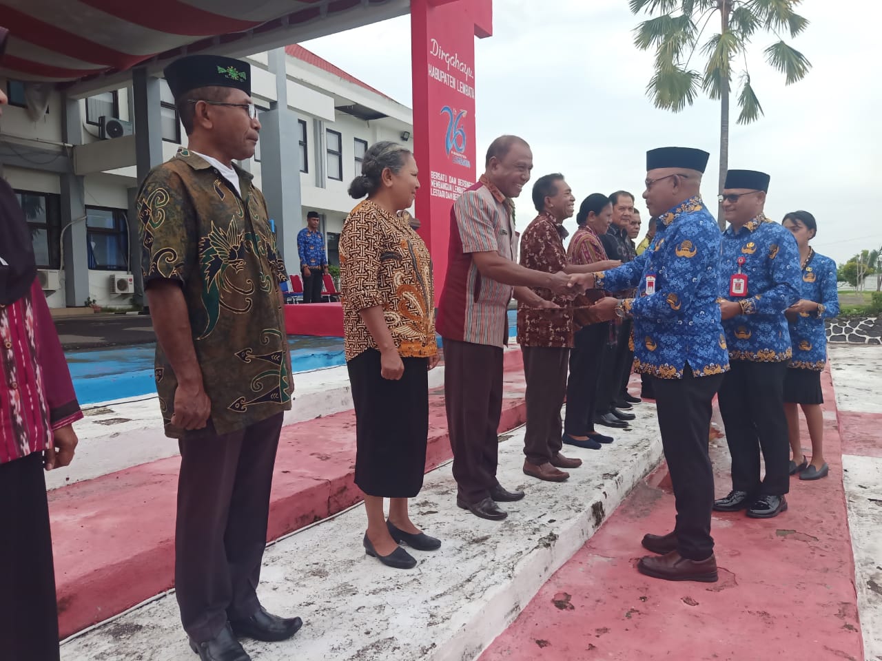 Bupati Lembata P. Kanisius Tuaq secara langsung menyerahkan piagam kepada para ASN yang Purna Tugas. Foto: Harianwarga/Istimewa.