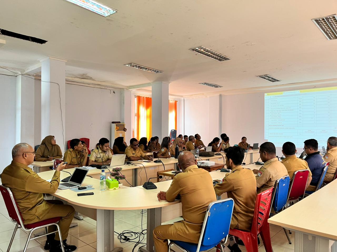 Sekretaris Daerah Kabupaten Lembata, Paskalis Ola Tapo Bali, memimpin kegiatan koordinasi teknis penguatan Penerapan dan Pelaporan Standar Pelayanan Minimal (SPM) Terpadu yang dilaksanakan di Ruang Rapat Bupati, Selasa (20/01/2026). Foto: Harianwarga/Istimewa.