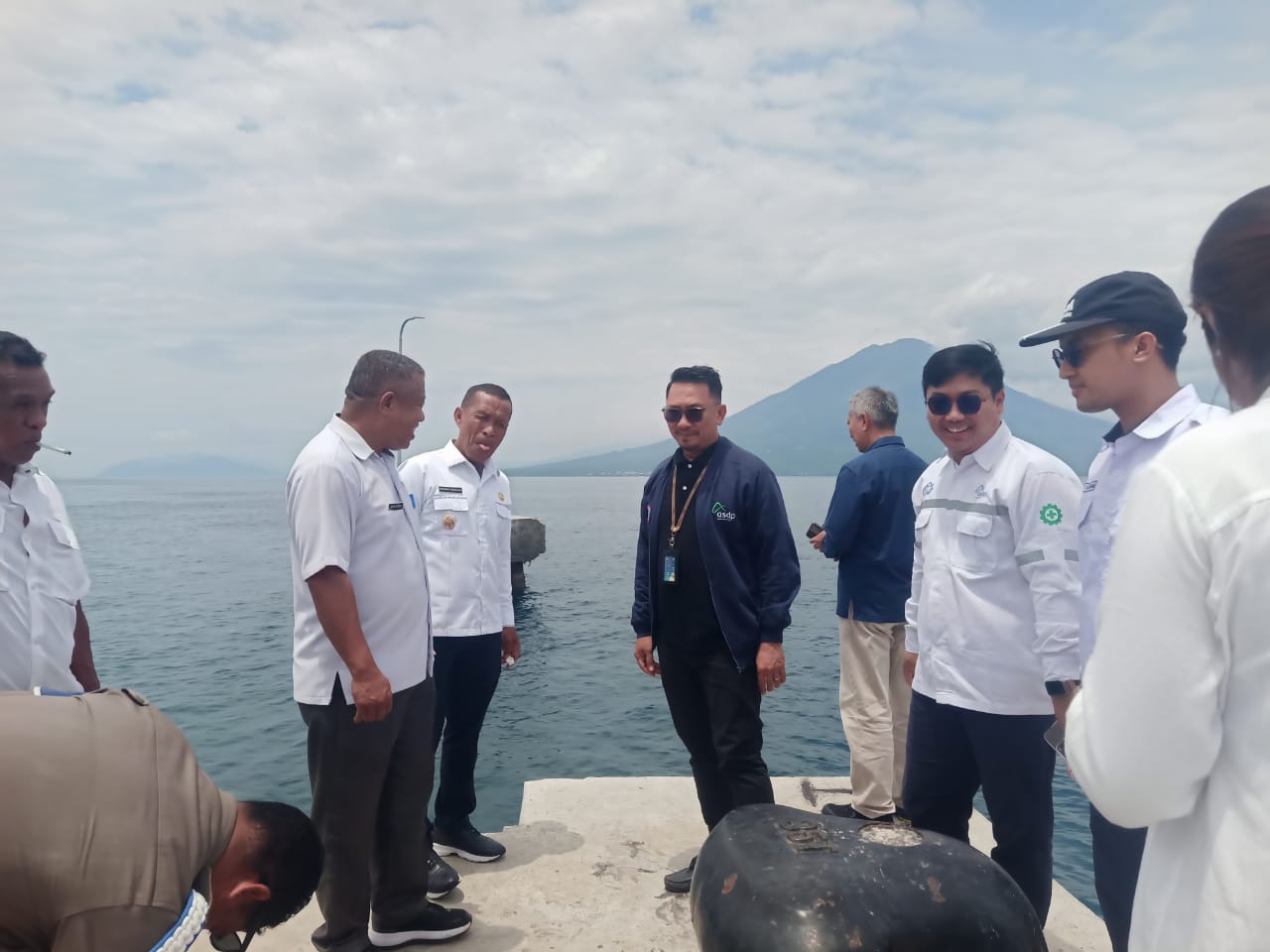 Wakil Bupati Lembata H. Muhamad Nasir melakukan survei terhadap kerusakan pada breasting dolphin. Foto: Istimewa.