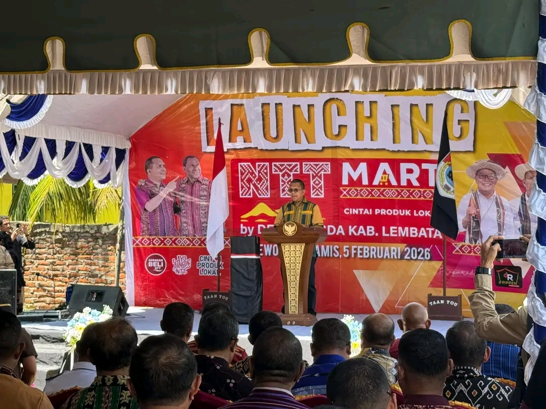 Gubernur Nusa Tenggara Timur (NTT), Emanuel Melkiades Laka Lena, secara resmi meluncurkan Program NTT Mart di Kabupaten Lembata, Kamis (05/02/2026). Foto: Istimewa.