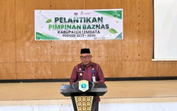 Bupati Lembata, Kanisius Tuaq memberikan sambutan dalam acara pelantikan Pengurus BAZNAS Kabupaten Lembata Periode 2025–2030. Foto: Istimewa.