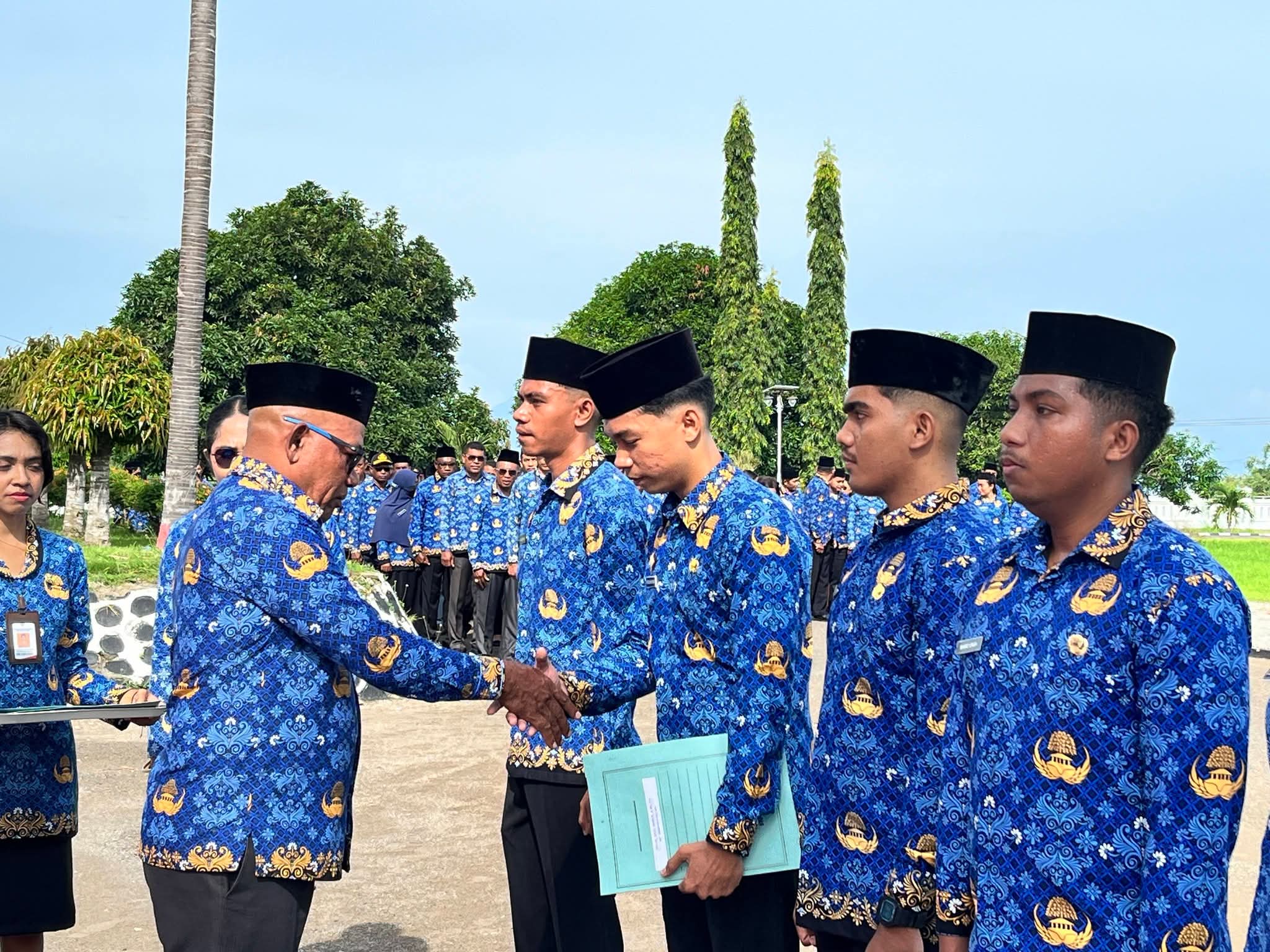 Bupati Lembata Serahkan SK CPNS dan Pengalihan Status ASN Pada Apel Kesadaran. Foto: Istimewa.