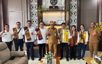 Bupati Lembata, P. Kanisius Tuaq, S.P., didampingi Asisten III Bidang Administrasi Umum Yohanes Berchmans Daniel Dai, S.IP., menerima kunjungan Tim Balai Pelaksanaan Jalan Nasional (BPJN) Nusa Tenggara Timur. Foto: Istimewa.