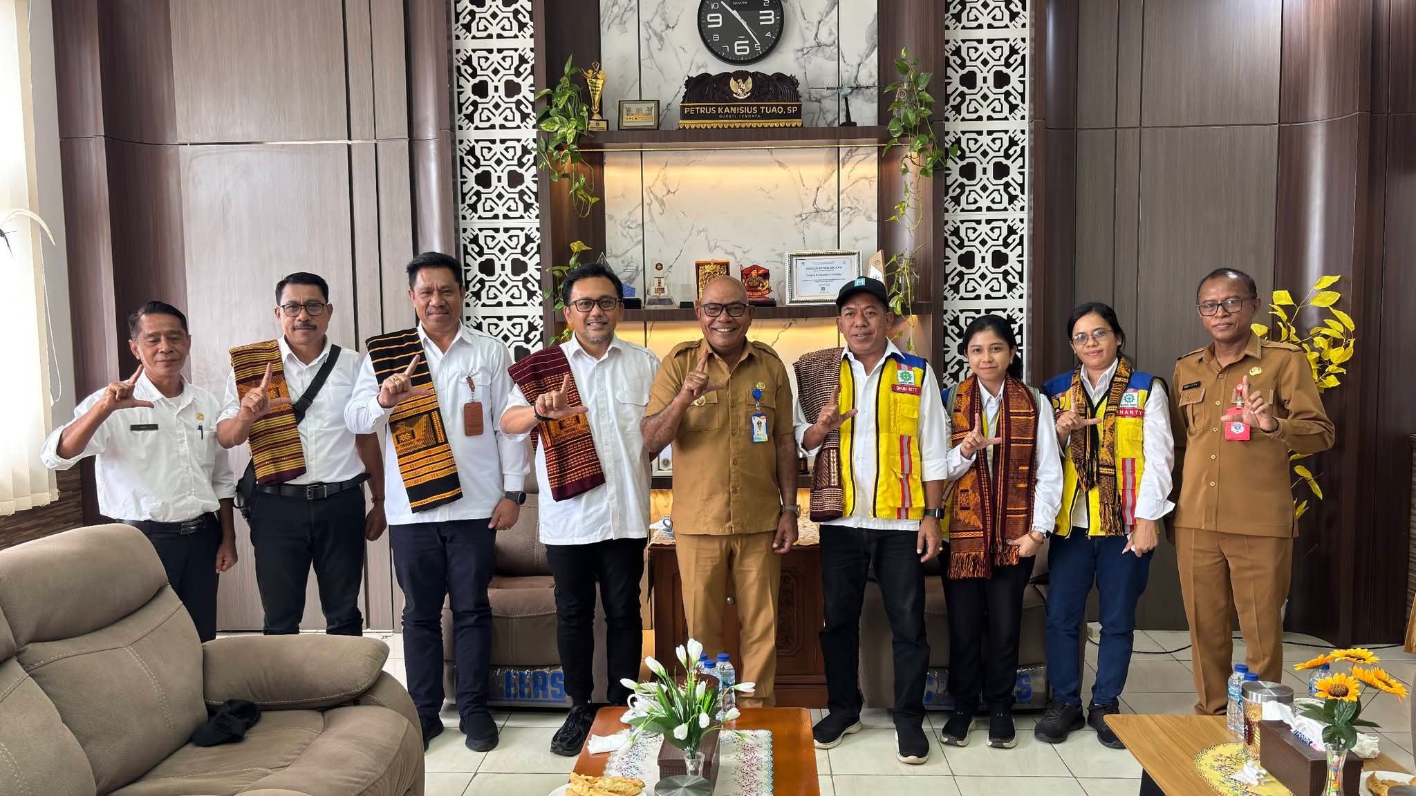 Bupati Lembata, P. Kanisius Tuaq, S.P., didampingi Asisten III Bidang Administrasi Umum Yohanes Berchmans Daniel Dai, S.IP., menerima kunjungan Tim Balai Pelaksanaan Jalan Nasional (BPJN) Nusa Tenggara Timur. Foto: Istimewa.