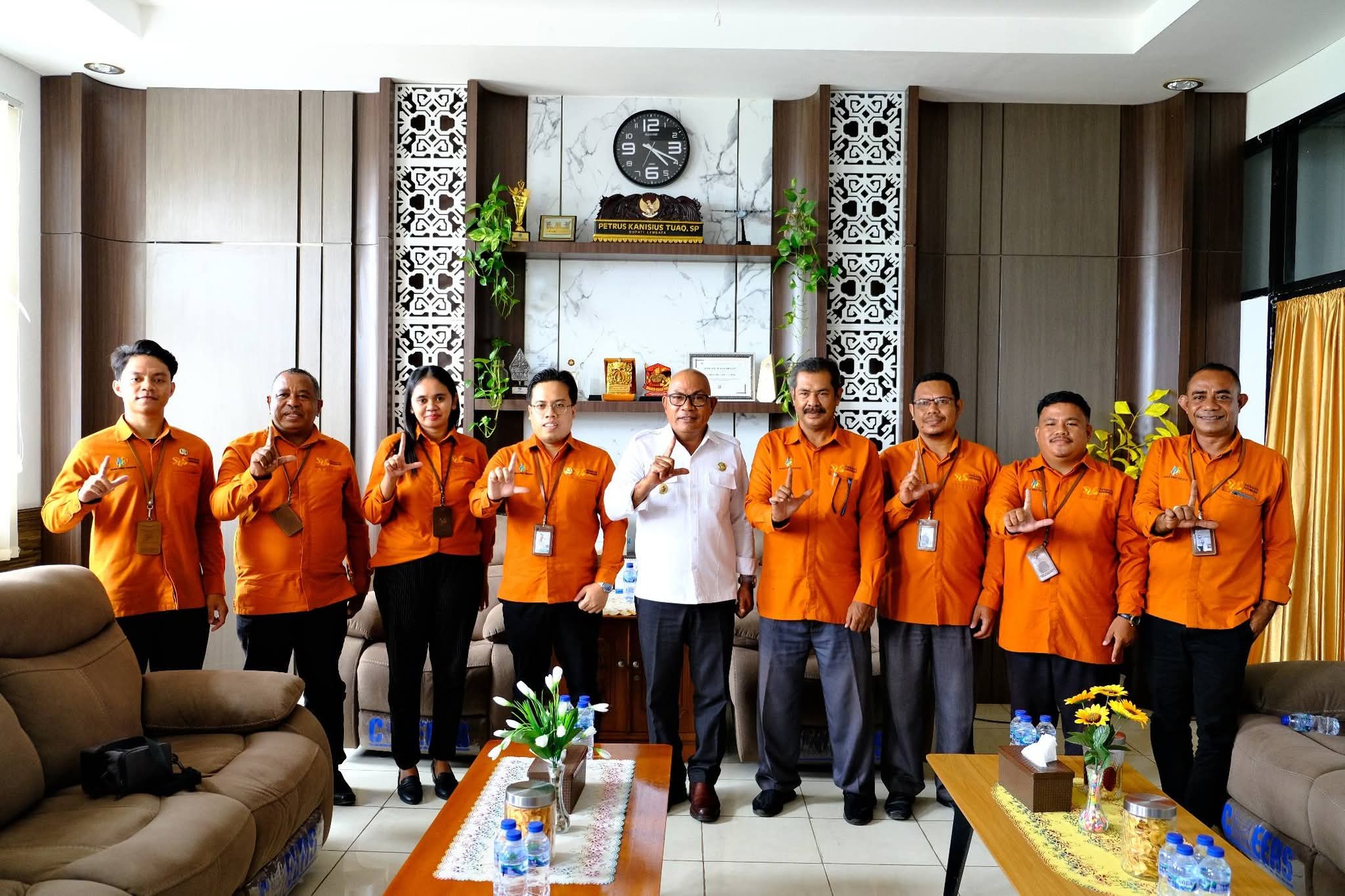 Bupati Lembata, P. Kanisius Tuaq menerima audiensi dari Badan Pusat Statistik (BPS) Kabupaten Lembata terkait pelaksanaan Sensus Ekonomi 2026 (SE2026). Foto: Istimewa.