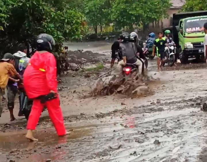 Luapan banjir dari gunung lewotobi laki-laki menuju desa Dulipali kecamatan Ilebura. Foto: Istimewa.