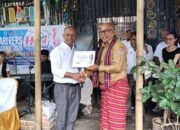 Ketua Forum Jurnalis Lembata, Alexander Paulus Taum saat menerima Piagam Penghargaan. Foto: Harianwarga/Ivan Apelabi.