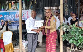 Ketua Forum Jurnalis Lembata, Alexander Paulus Taum saat menerima Piagam Penghargaan. Foto: Harianwarga/Ivan Apelabi.