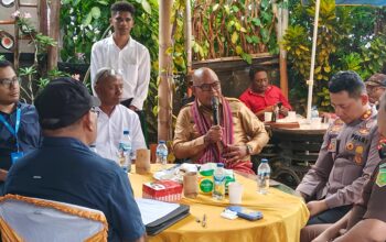 Bupati Lembata, P. Kanisius Tuaq, S.P., didampingi Asisten III Sekretaris Daerah Kabupaten Lembata, menghadiri peringatan Hari Pers Nasional (HPN) Tahun 2026 yang diselenggarakan Forum Jurnalis Lembata (FJL) di Pantai Harnus, Lewoleba, Senin (09/02/2026). Foto: Harianwarga/Istimewa.