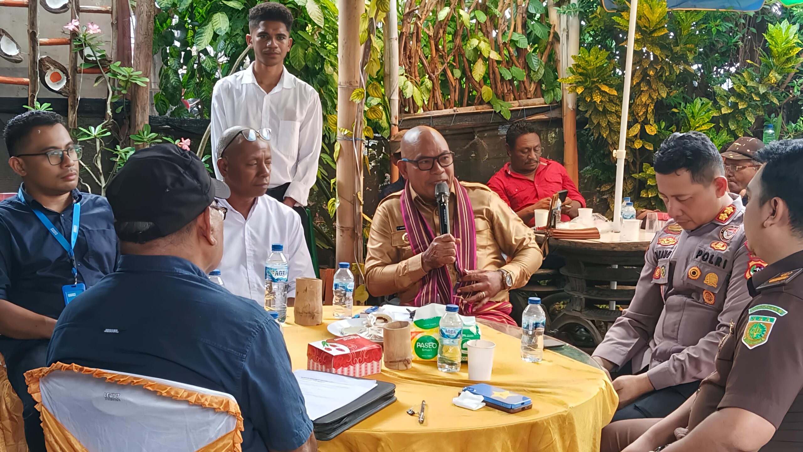 Bupati Lembata, P. Kanisius Tuaq, S.P., didampingi Asisten III Sekretaris Daerah Kabupaten Lembata, menghadiri peringatan Hari Pers Nasional (HPN) Tahun 2026 yang diselenggarakan Forum Jurnalis Lembata (FJL) di Pantai Harnus, Lewoleba, Senin (09/02/2026). Foto: Harianwarga/Istimewa.