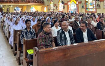 Bupati Lembata, Petrus Kanisius Tuaq menghadiri Tahbisan Uskup Larantuka. (Harianwarga/Ist).