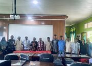 Sejumlah guru, komite, dan civitas Madrasah Aliyah Negeri (MAN) Lembata berfoto bersama usai rapat klarifikasi terkait pemberitaan dugaan pungutan liar dan nepotisme. Pertemuan ini menegaskan komitmen madrasah dalam menjaga transparansi, integritas, serta pelayanan pendidikan bagi seluruh siswa. Foto: Istimewa.