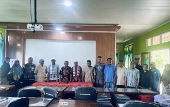 Sejumlah guru, komite, dan civitas Madrasah Aliyah Negeri (MAN) Lembata berfoto bersama usai rapat klarifikasi terkait pemberitaan dugaan pungutan liar dan nepotisme. Pertemuan ini menegaskan komitmen madrasah dalam menjaga transparansi, integritas, serta pelayanan pendidikan bagi seluruh siswa. Foto: Istimewa.