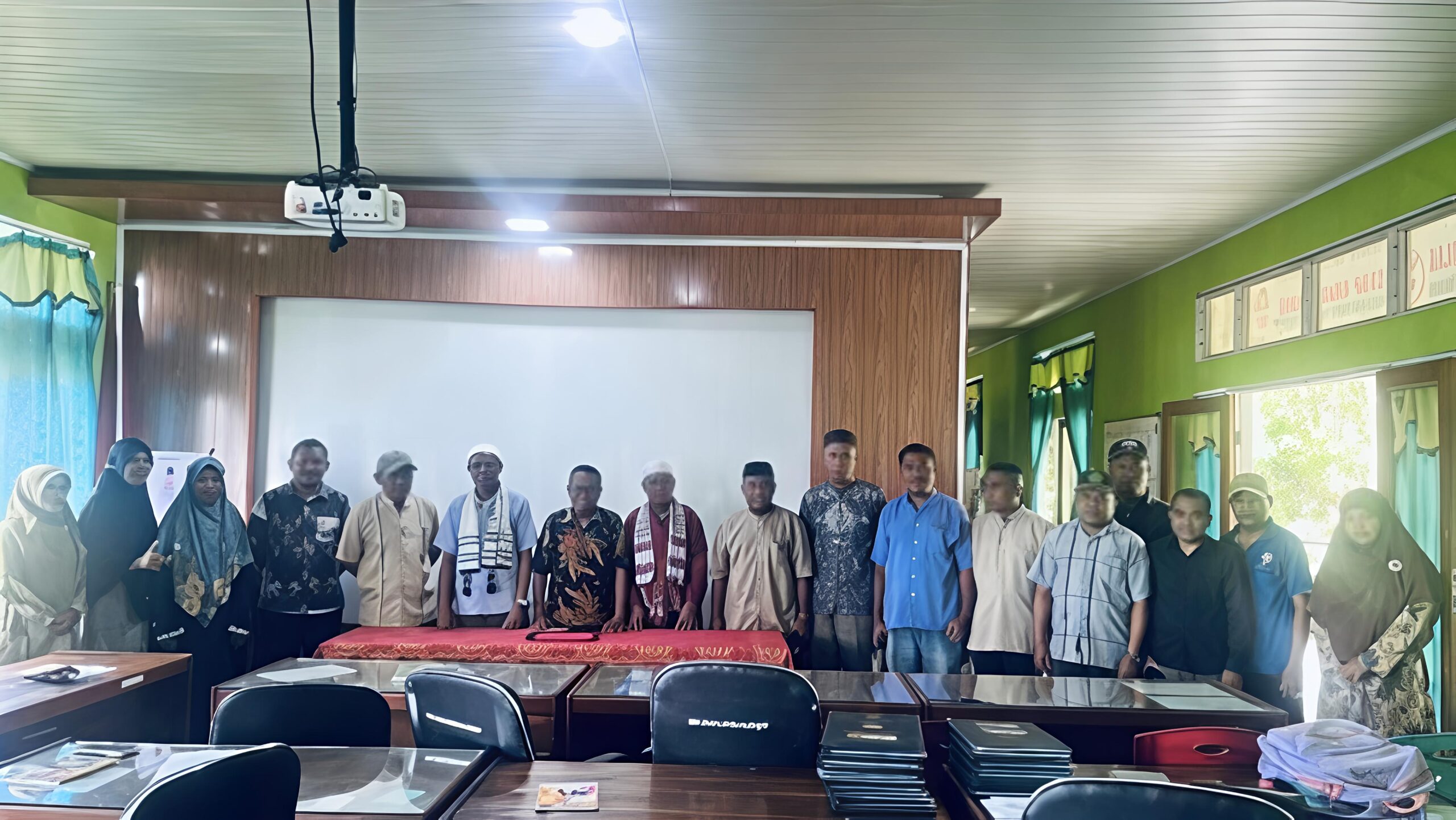 Sejumlah guru, komite, dan civitas Madrasah Aliyah Negeri (MAN) Lembata berfoto bersama usai rapat klarifikasi terkait pemberitaan dugaan pungutan liar dan nepotisme. Pertemuan ini menegaskan komitmen madrasah dalam menjaga transparansi, integritas, serta pelayanan pendidikan bagi seluruh siswa. Foto: Istimewa.