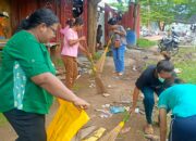 Sejumlah ibu-ibu Dharma Wanita Persatuan (DWP) RSUD Larantuka menggelar aksi bersih-bersih halaman depan Poli rumah sakit dengan kegiatan pungut sampah dan kerja bakti bersama. Foto: Harianwarga/Istimewa.