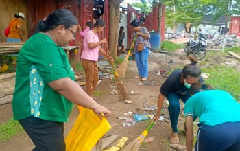Sejumlah ibu-ibu Dharma Wanita Persatuan (DWP) RSUD Larantuka menggelar aksi bersih-bersih halaman depan Poli rumah sakit dengan kegiatan pungut sampah dan kerja bakti bersama. Foto: Harianwarga/Istimewa.