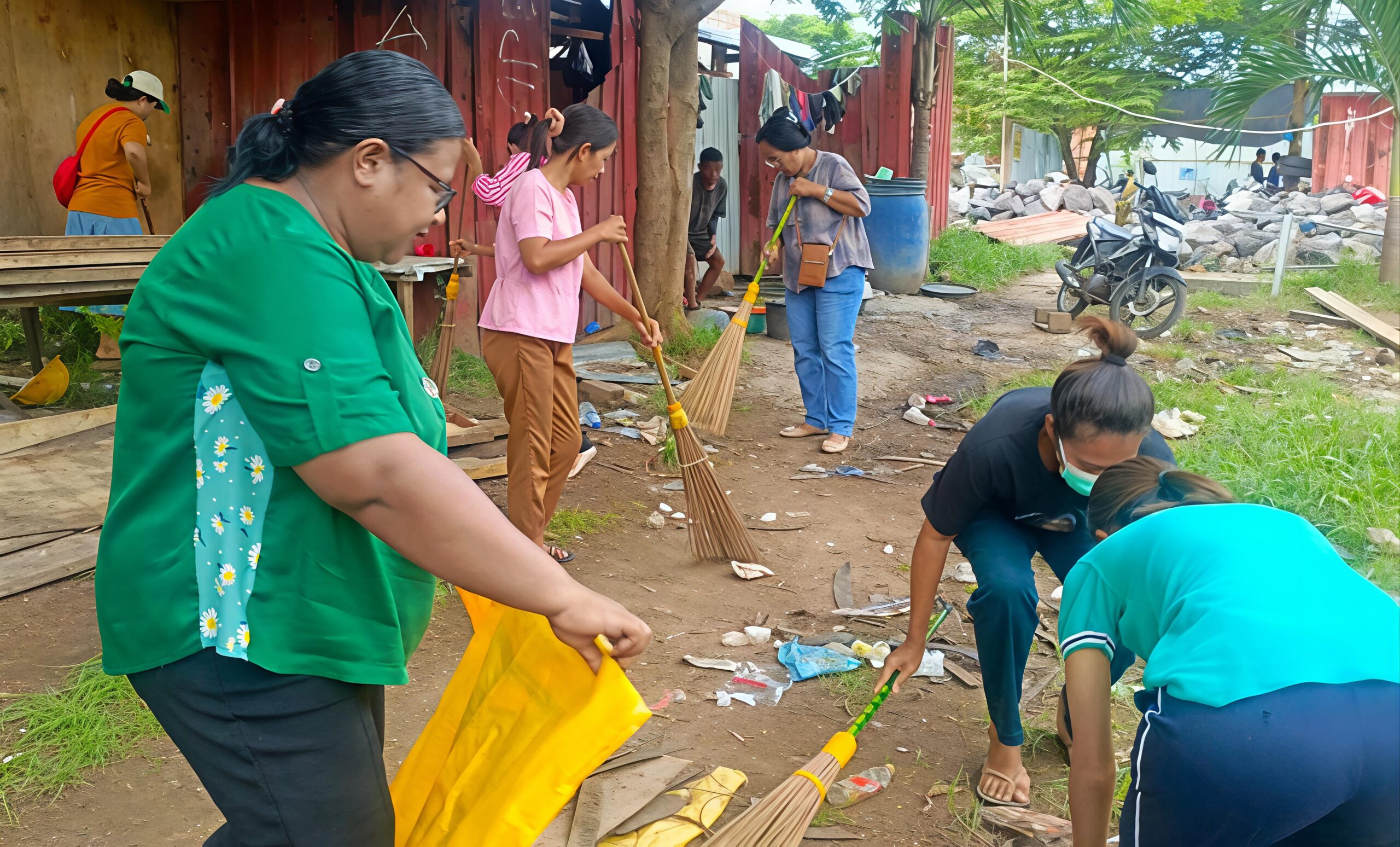 Sejumlah ibu-ibu Dharma Wanita Persatuan (DWP) RSUD Larantuka menggelar aksi bersih-bersih halaman depan Poli rumah sakit dengan kegiatan pungut sampah dan kerja bakti bersama. Foto: Harianwarga/Istimewa.