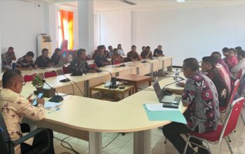 Wakil Bupati Lembata, H. Muhamad Nasir, memimpin rapat koordinasi teknis di Ruang Rapat Bupati, Lewoleba, Jumat (20/02/2026). Rapat membahas percepatan penegasan batas dan penataan status aset sejumlah Tempat Pemakaman Umum (TPU) yang belum bersertifikat, dengan dihadiri jajaran OPD, Plt. Camat Nubatukan, serta para lurah se-Kota Lewoleba. Foto: Istimewa.