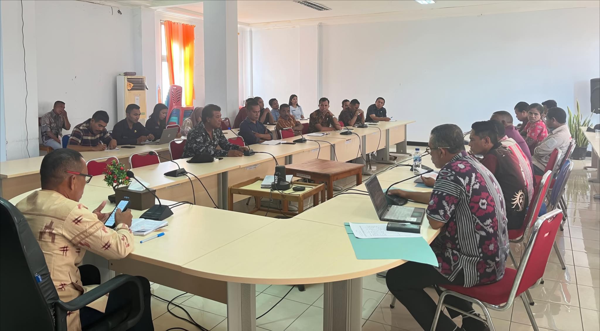 Wakil Bupati Lembata, H. Muhamad Nasir, memimpin rapat koordinasi teknis di Ruang Rapat Bupati, Lewoleba, Jumat (20/02/2026). Rapat membahas percepatan penegasan batas dan penataan status aset sejumlah Tempat Pemakaman Umum (TPU) yang belum bersertifikat, dengan dihadiri jajaran OPD, Plt. Camat Nubatukan, serta para lurah se-Kota Lewoleba. Foto: Istimewa.