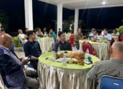 Bupati Lembata, P. Kanisius Tuaq, S.P., didampingi Sekretaris Daerah Paskalis Ola Tapo Bali, A.P., M.T., memimpin rapat penting terkait pelayanan dan penyaluran BBM subsidi di Kabupaten Lembata. Foto: Istimewa.