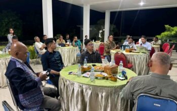 Bupati Lembata, P. Kanisius Tuaq, S.P., didampingi Sekretaris Daerah Paskalis Ola Tapo Bali, A.P., M.T., memimpin rapat penting terkait pelayanan dan penyaluran BBM subsidi di Kabupaten Lembata. Foto: Istimewa.