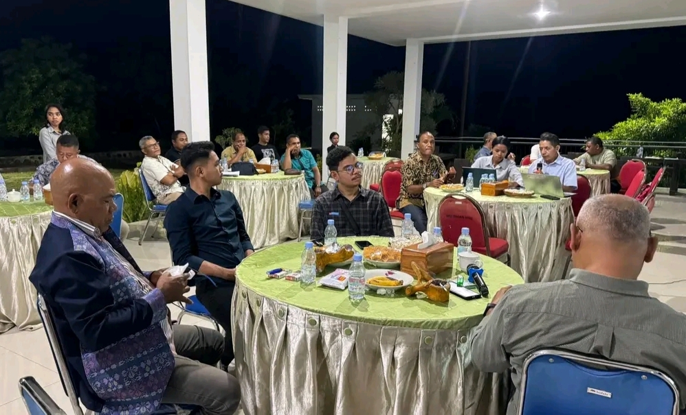 Bupati Lembata, P. Kanisius Tuaq, S.P., didampingi Sekretaris Daerah Paskalis Ola Tapo Bali, A.P., M.T., memimpin rapat penting terkait pelayanan dan penyaluran BBM subsidi di Kabupaten Lembata. Foto: Istimewa.