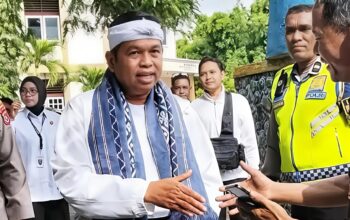 Gubernur Jawa Barat, Dedi Mulyadi Alis Kang Dedi saat berada di Maumere. Foto: Istimewa.