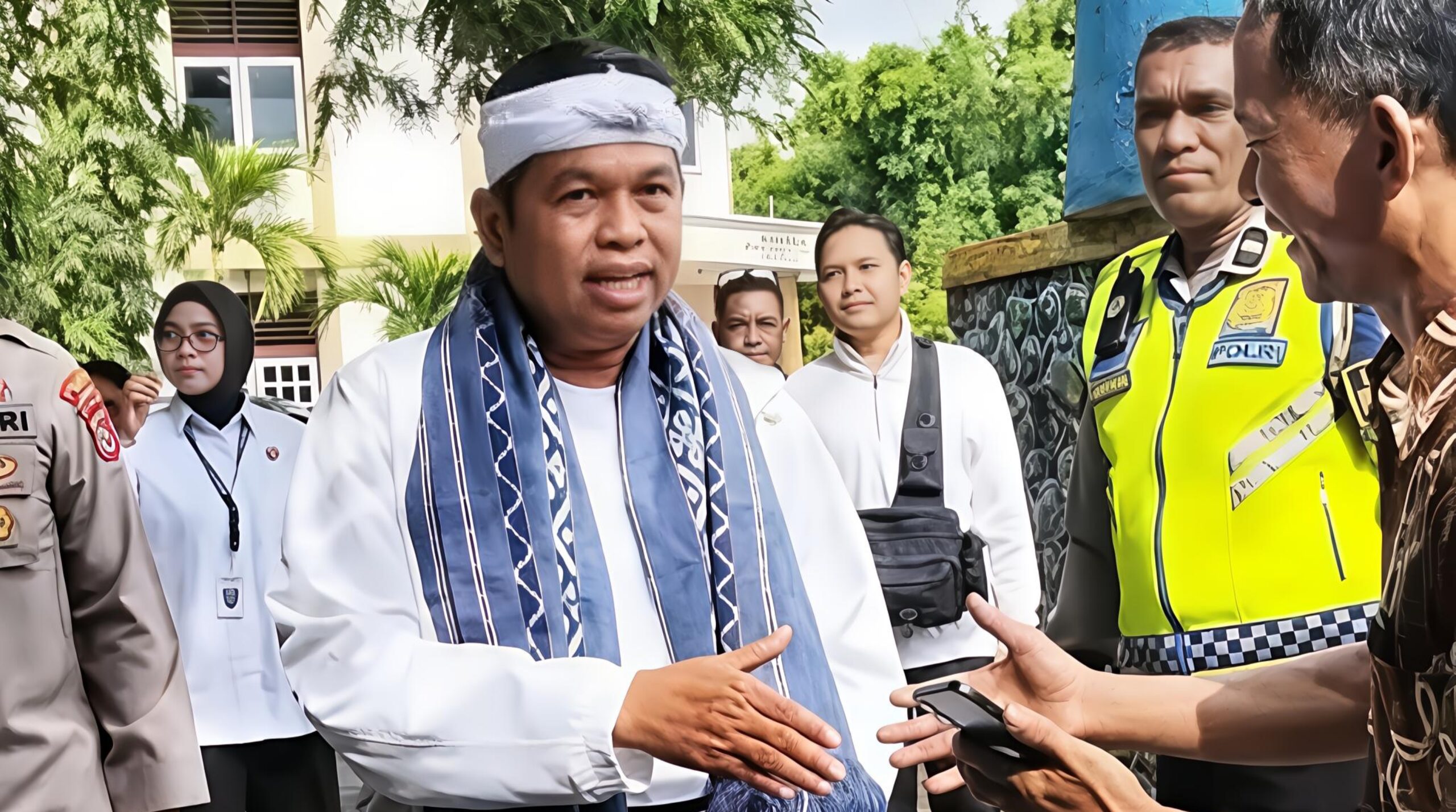 Gubernur Jawa Barat, Dedi Mulyadi Alis Kang Dedi saat berada di Maumere. Foto: Istimewa.