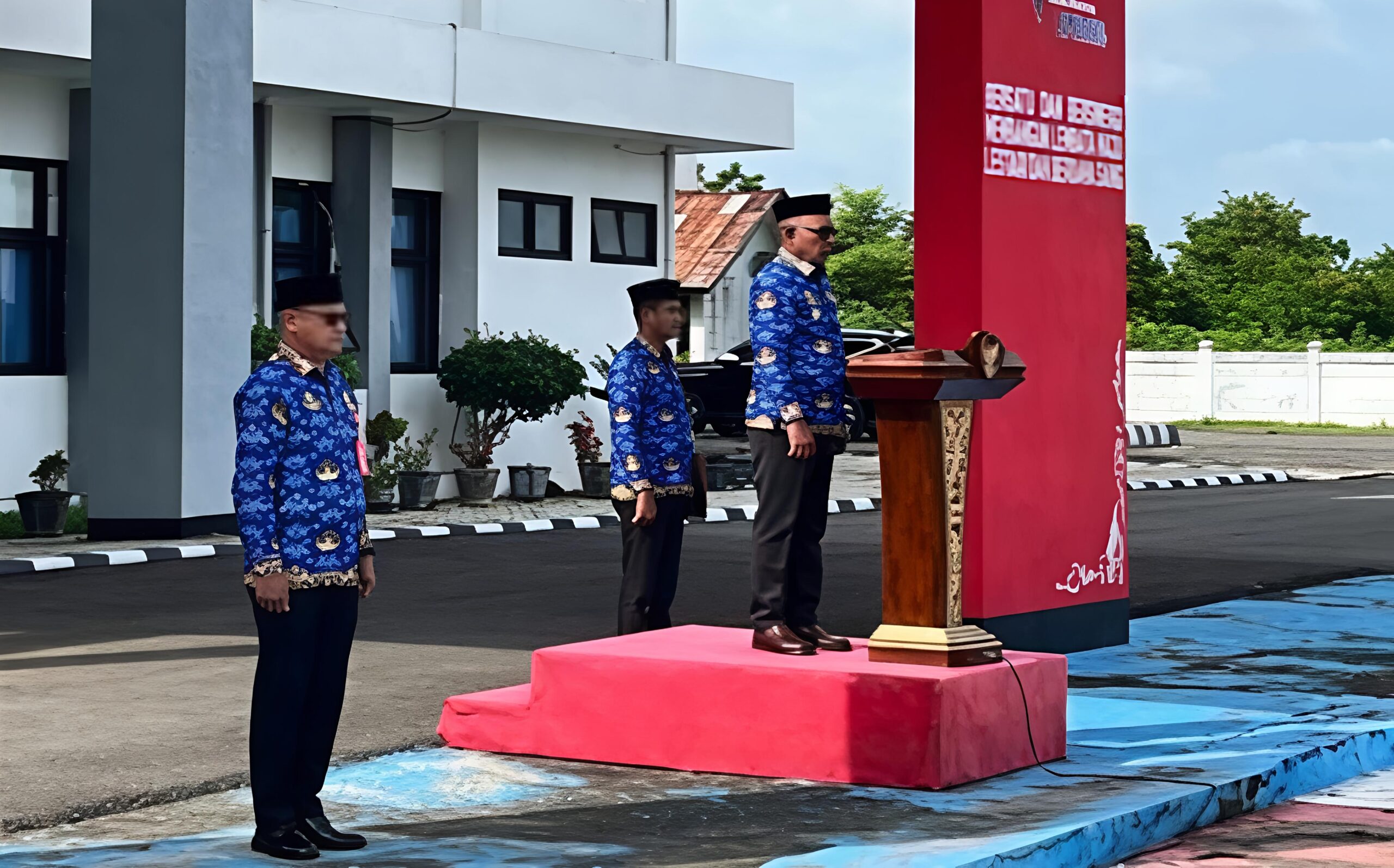 Bupati Lembata, Petrus Kanisius Tuaq saat memimpin Apel Kesadaran. Foto: Istimewa.