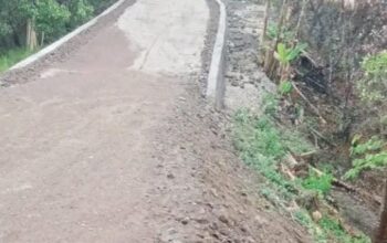 Proyek rabat beton senilai Rp11 miliar di ruas jalan Lamanabi–Latonliwo 1 menuju Desa Patisirawalang, Kecamatan Tanjung Bunga. Foto: Istimewa.