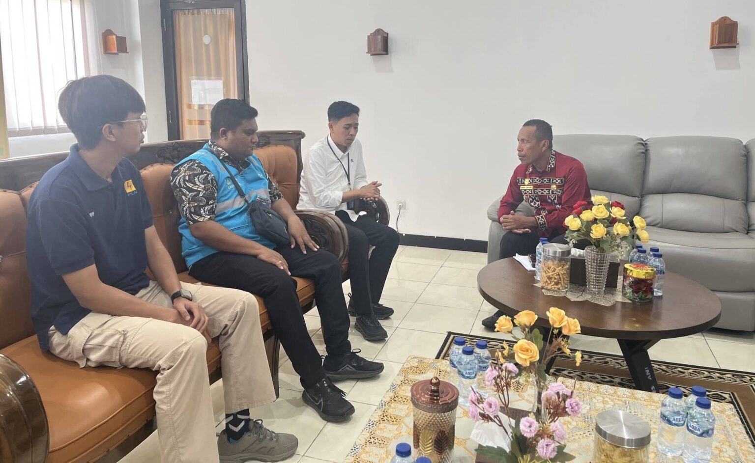 Wakil Bupati Lembata, H. Muhamad Nasir, menerima langsung Manager PLN ULP Lembata. Foto: Istimewa.