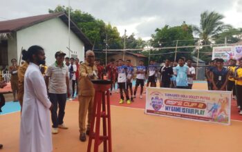 Bupati Lembata, Petrus Kanisius Tuaq saat membuka Turnamen Bola Voli MSFS Cup II. Foto. Istimewa.