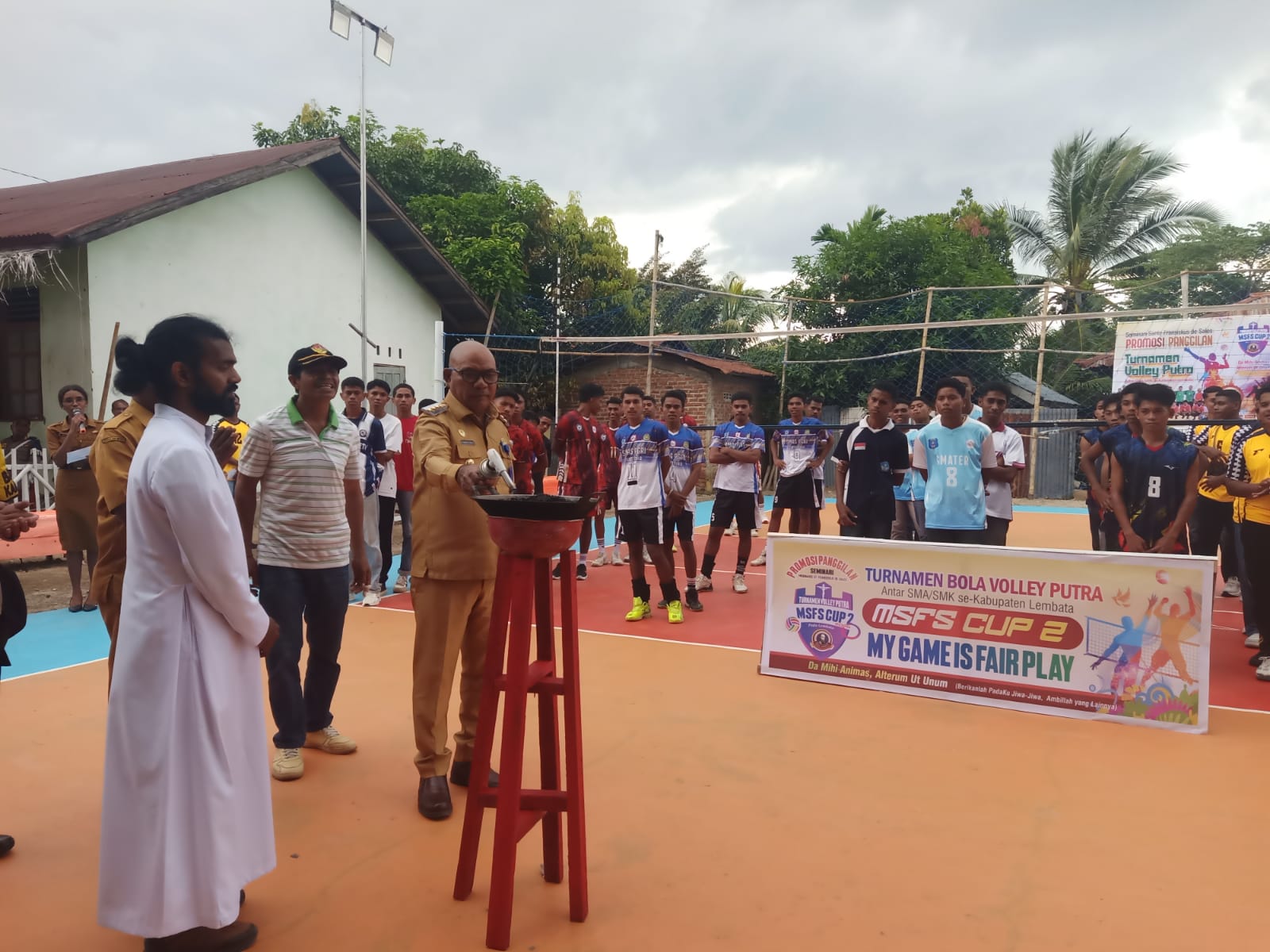 Bupati Lembata, Petrus Kanisius Tuaq saat membuka Turnamen Bola Voli MSFS Cup II. Foto. Istimewa.