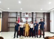 Wakil Bupati Lembata, H. Muhamad Nasir, menerima kunjungan Kepala Kantor Imigrasi Kelas II TPI Maumere, Mummad Setiawan. Foto: Istimewa.