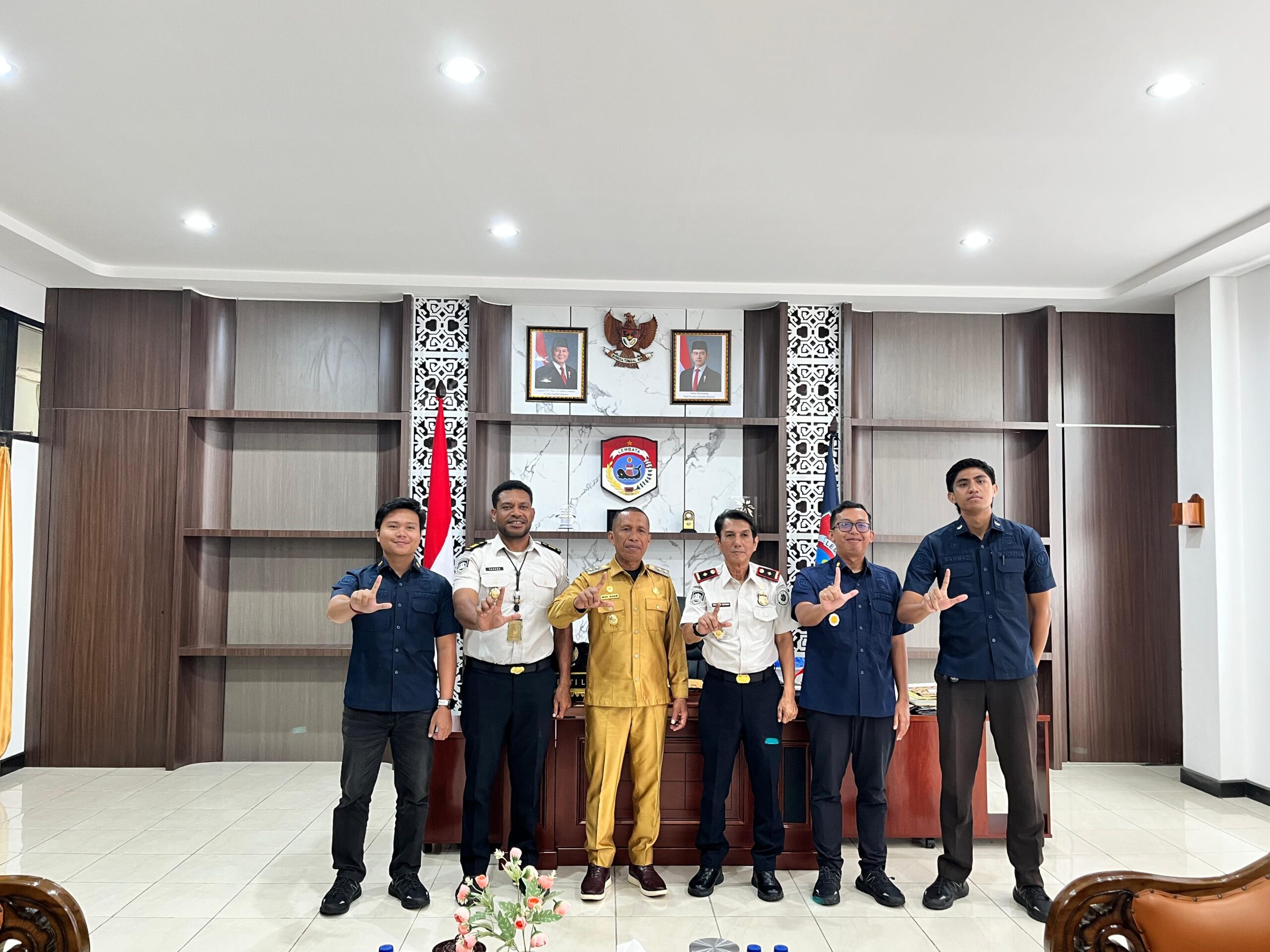 Wakil Bupati Lembata, H. Muhamad Nasir, menerima kunjungan Kepala Kantor Imigrasi Kelas II TPI Maumere, Mummad Setiawan. Foto: Istimewa.
