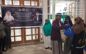 Safari Ramadhan MUI Lembata Bekerja Sama dengan Anggota DPR RI Julie Sutrisno Laiskodat Salurkan Ribuan Paket Sembako. Foto: Istimewa.
