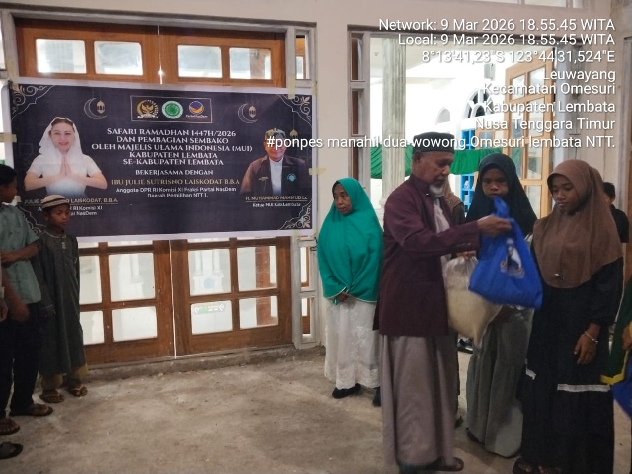 Safari Ramadhan MUI Lembata Bekerja Sama dengan Anggota DPR RI Julie Sutrisno Laiskodat Salurkan Ribuan Paket Sembako. Foto: Istimewa.