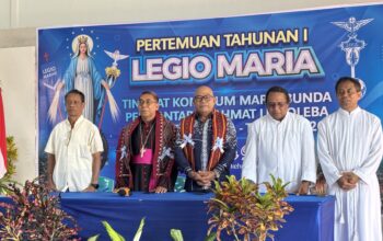 Bupati Lembata, Petrus Kanisius Tuaq, menghadiri penutupan Pertemuan Tahunan Legio Maria tingkat komisium dekenat yang berlangsung di Aula Paroki Kristus Raja Wangatoa, Minggu (15/03/2026). Foto: Istimewa.