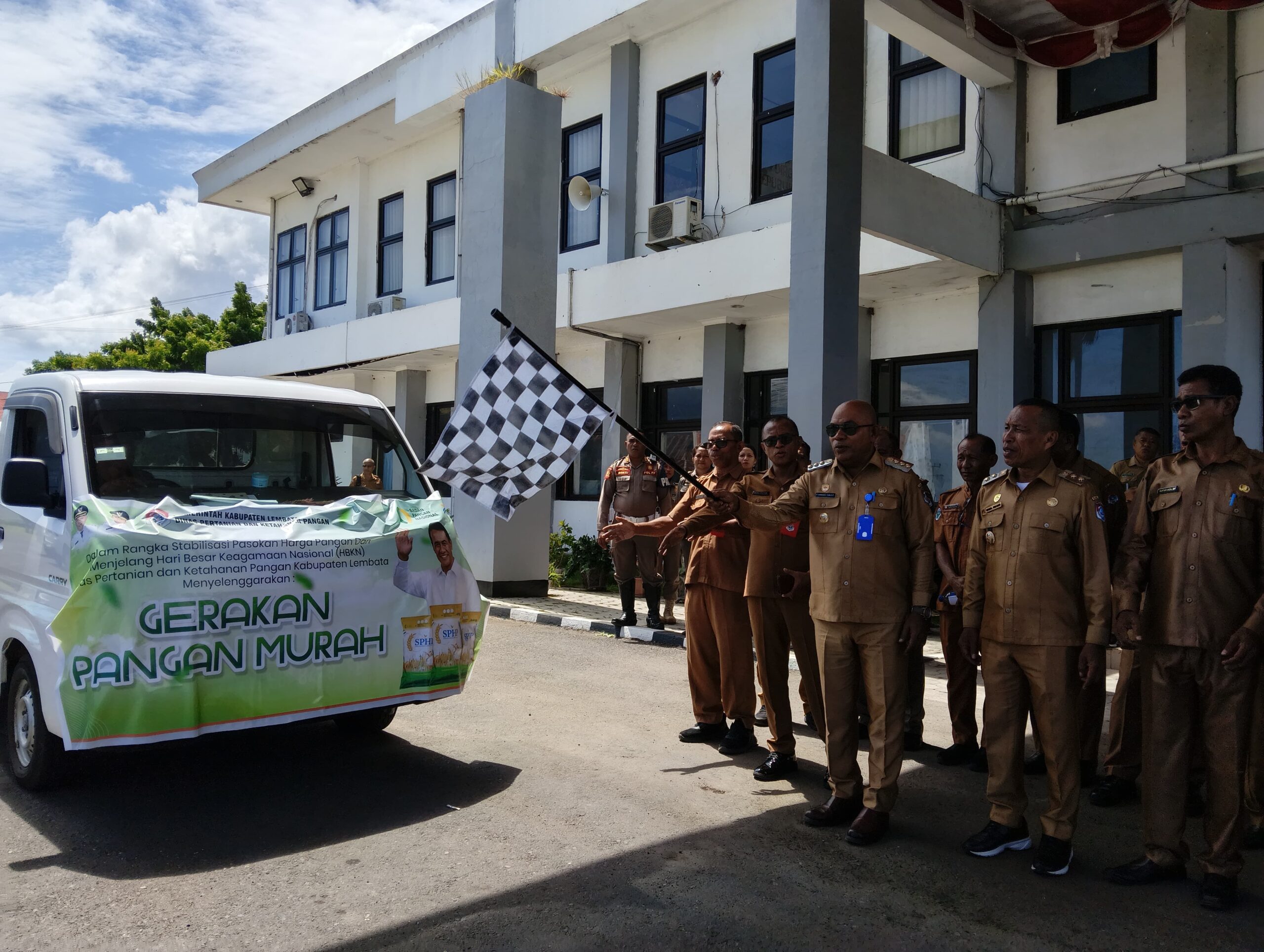 Pemkab Lembata Gelar Gerakan Pangan Murah (GPM) Jelang HBKN, 75 Ton Bahan Pokok Disalurkan. Foto: Istimewa.