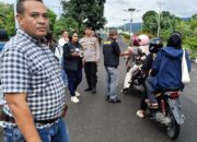 Wakapolres Lembata I Gede Sucitra Bersama Anggota Bagikan Takjil Ramadhan. Foto: Harianwarga/Istimewa.