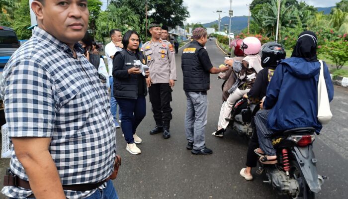 Wakapolres Lembata I Gede Sucitra Bersama Anggota Bagikan Takjil Ramadhan