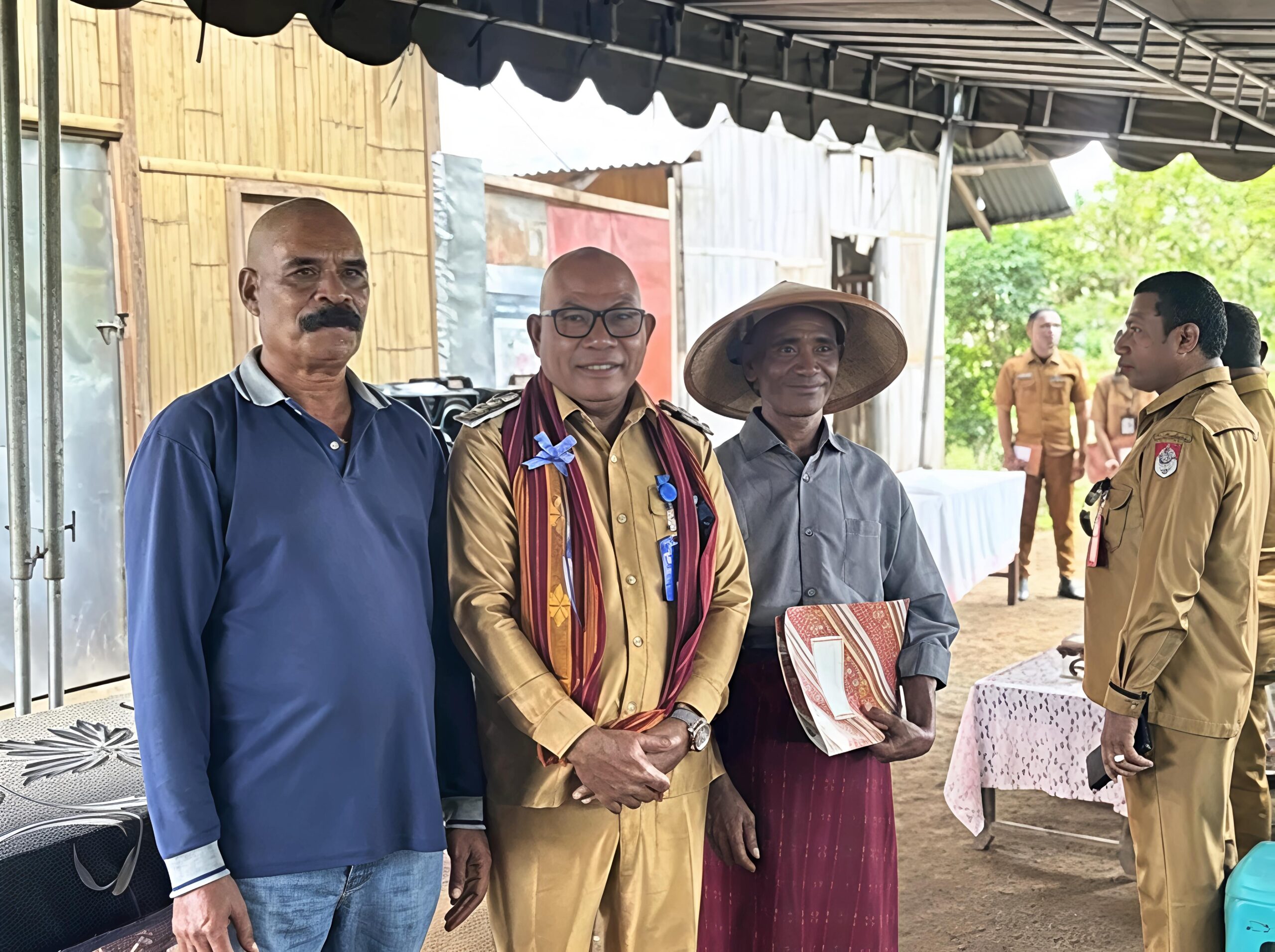 Sawah Menguning, Jalan Rusak: Kesenjangan Infrastruktur Mengancam Ketahanan Pangan Waikomo. Foto: Istimewa.