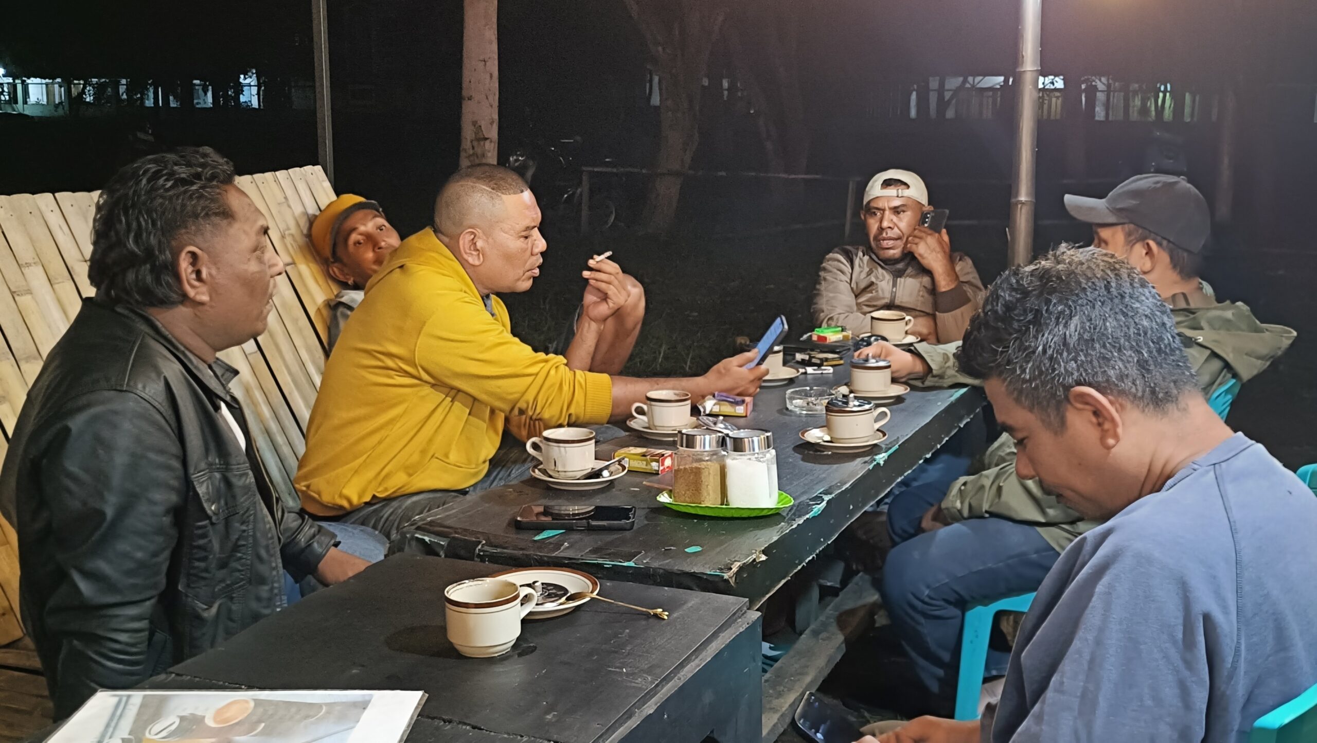 Alumni Jogja Lembata Siapkan Lapak Angkringan: Merajut Nostalgia, Membangun Kebersamaan. Foto: Istimewa.