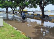 Genangan air bercampur lumpur kembali terlihat di jalan masuk Pelabuhan Laut Lewoleba, Kabupaten Lembata, Nusa Tenggara Timur. Foto: Istimewa.