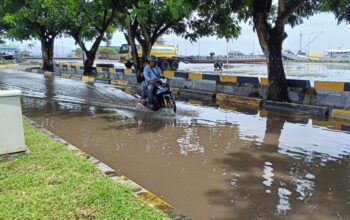 Genangan air bercampur lumpur kembali terlihat di jalan masuk Pelabuhan Laut Lewoleba, Kabupaten Lembata, Nusa Tenggara Timur. Foto: Istimewa.