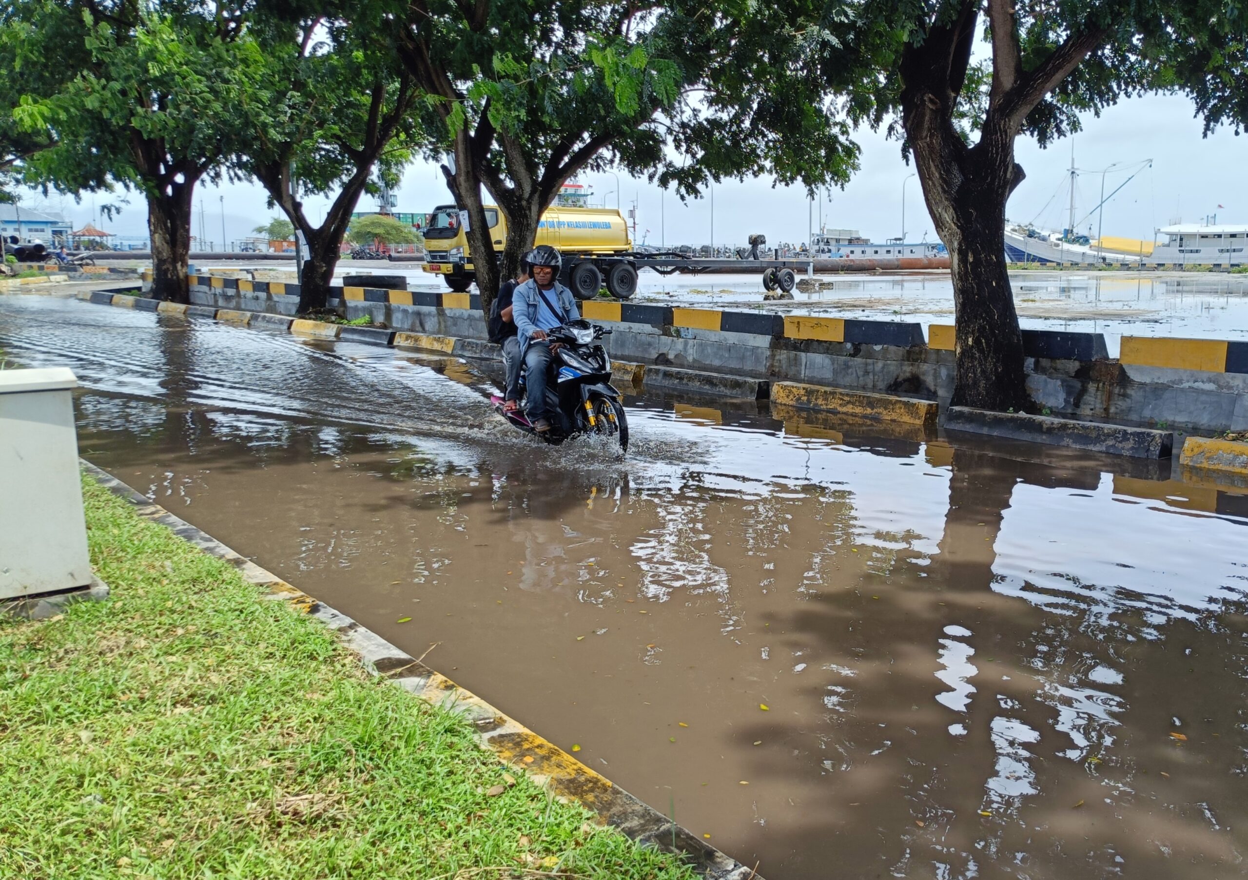 Genangan air bercampur lumpur kembali terlihat di jalan masuk Pelabuhan Laut Lewoleba, Kabupaten Lembata, Nusa Tenggara Timur. Foto: Istimewa.