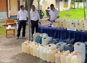 Pemusnahan minuman keras (miras) jenis arak hasil Operasi Kegiatan Rutin Yang Ditingkatkan (KRYD). Foto: Istimewa.