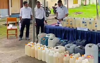 Pemusnahan minuman keras (miras) jenis arak hasil Operasi Kegiatan Rutin Yang Ditingkatkan (KRYD). Foto: Istimewa.